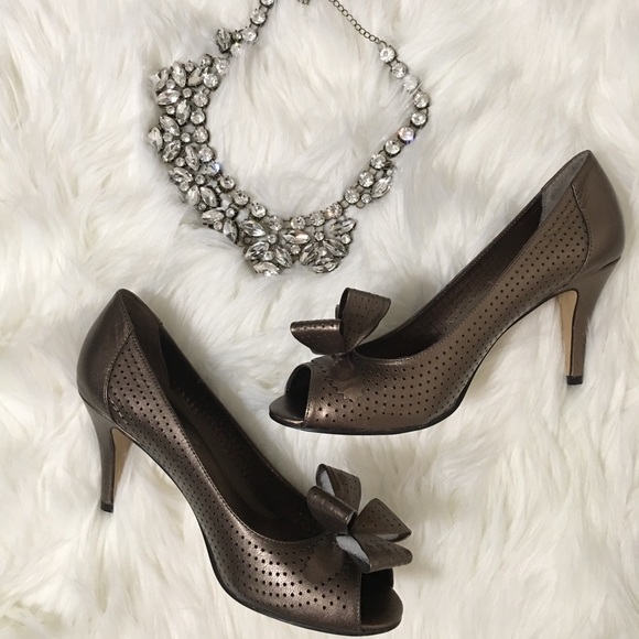 Bandolino Shoes - ✨4/$25✨ Metallic Brown Bandolino Heels - Size 7